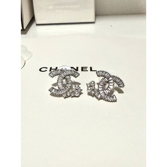 Double C Stud earrings - Picture 3 of 3